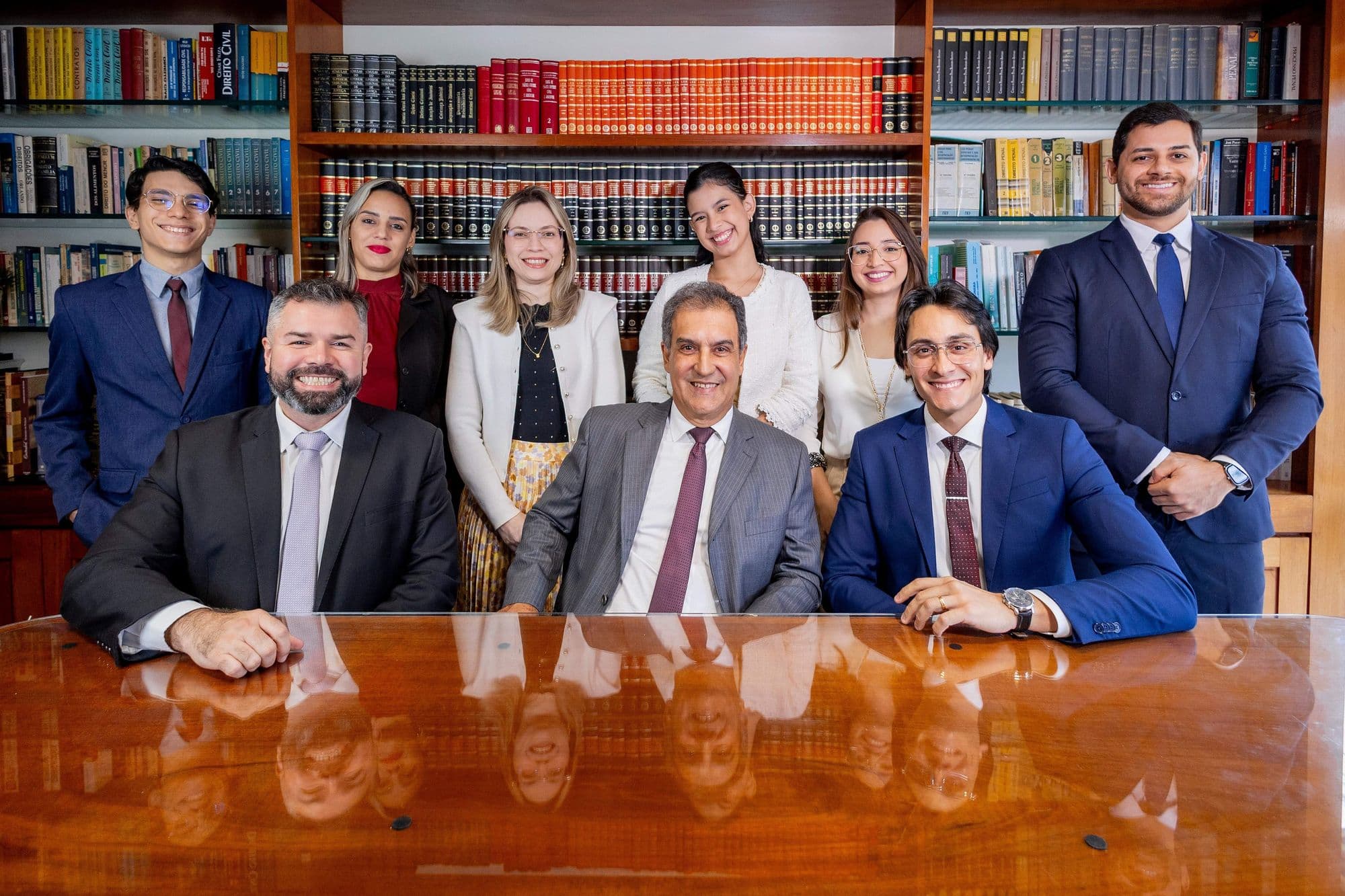 A equipe da NFF & LF Advogados reunida na biblioteca do escritório